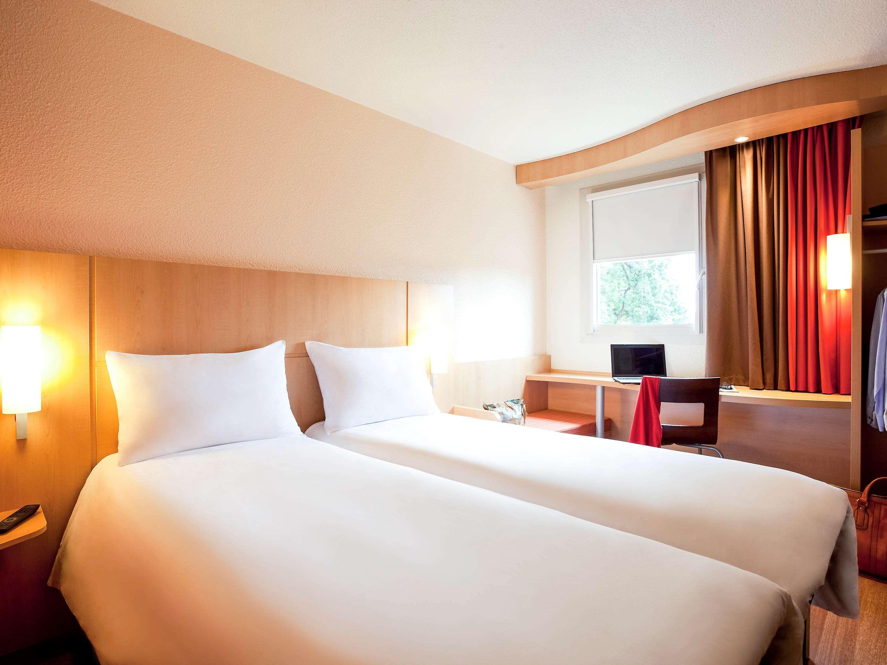Ibis Lyon Est Chaponnay Hotel Екстериор снимка