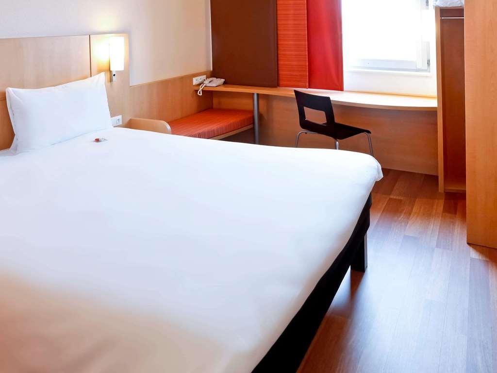 Ibis Lyon Est Chaponnay Hotel Стая снимка