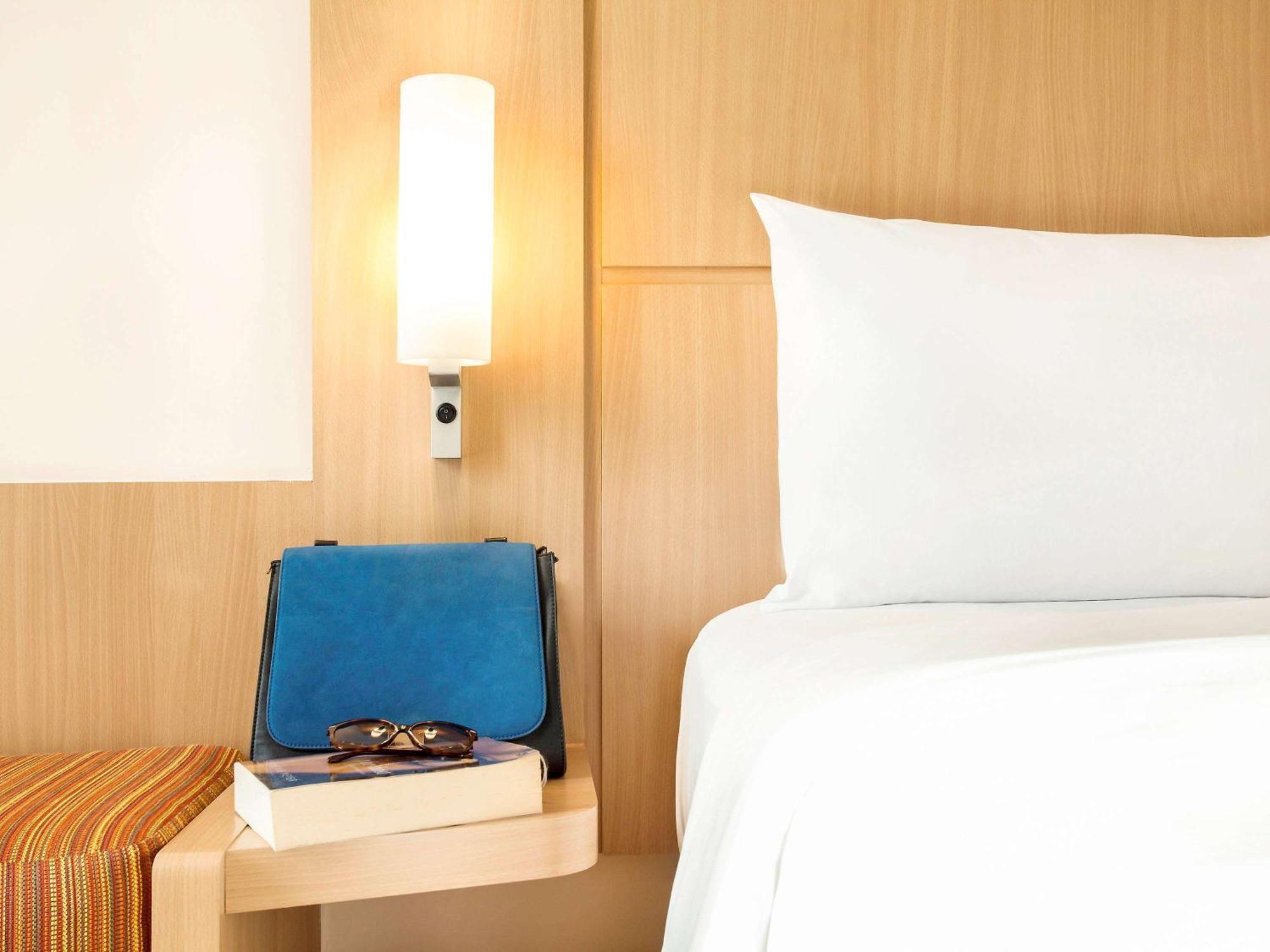 Ibis Lyon Est Chaponnay Hotel Екстериор снимка